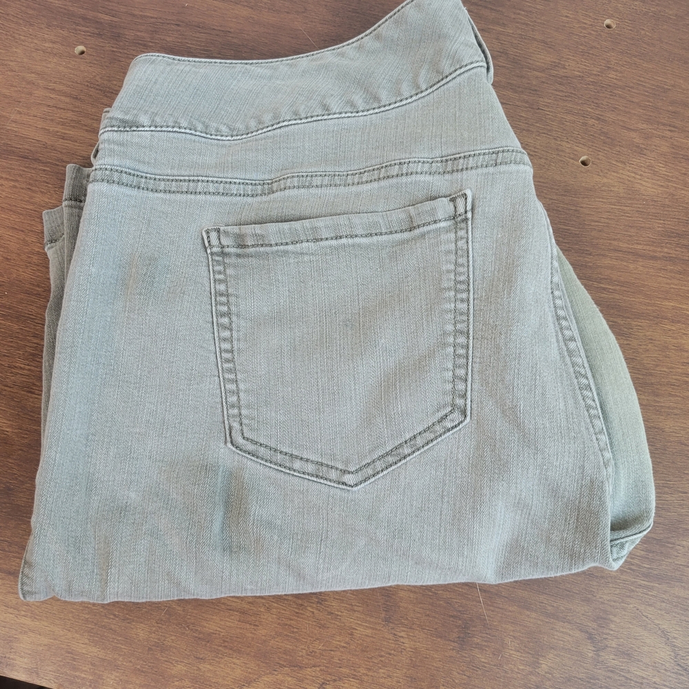 Torrid 11' Jegging Bermuda Short